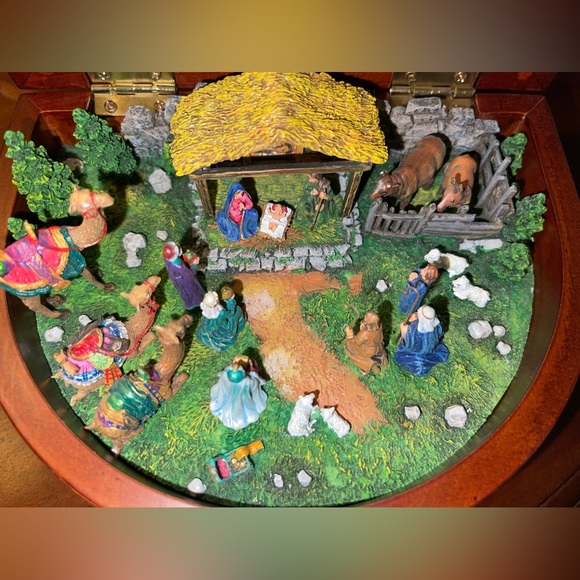 The Danbury Mint Nativity Music Box Silent Night Manger Scene (Musical) - Picture 4 of 10